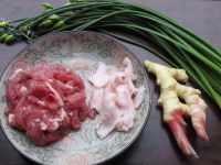 质嫩爽口的韭菜苔炒肉做法图解1)