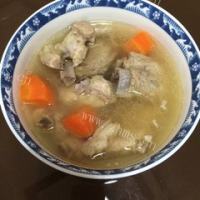 美味的胡萝卜玉米排骨汤做法图解8)