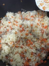 美味的胡萝卜肉丁饭做法图解1)