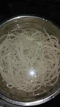 家常菜包菜炒米粉做法图解2)