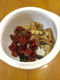 口感丰富的炖乌鸡汤做法图解3)