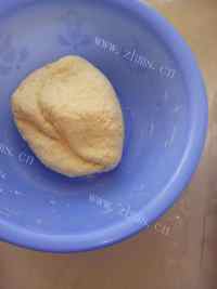 色泽鲜亮的韭菜虾仁饺子做法图解2)