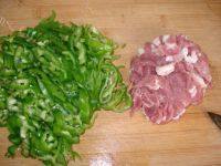 家常菜青椒毛豆炒肉丝做法图解2)