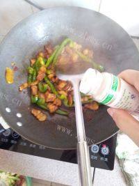 十分诱人的青椒炒五花肉做法图解12)