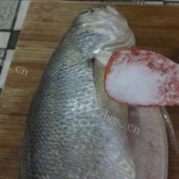 美味的香煎黄花鱼做法图解1)