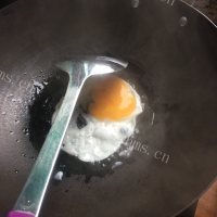 美味的黄丝菌鸡蛋汤面做法图解4)