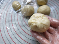 喷香的挤挤小猪面包做法图解13)