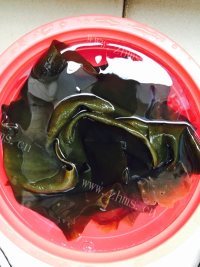 喷香的海带排骨汤做法图解2)