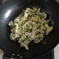 美味的火腿肠煸花椰菜做法图解3)
