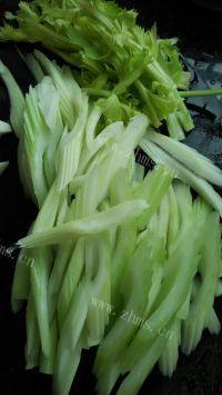 家常菜西芹炒鱿鱼做法图解3)