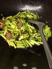 家常菜蒜薹炒肉做法图解8)