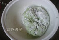 美味菠菜汁麻酱拌面做法图解2)