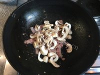 美味的蘑菇培根意面做法图解5)