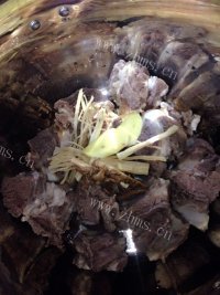 秘制养生牛排汤做法图解3)