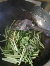 美味的蒜薹炒木耳做法图解3)