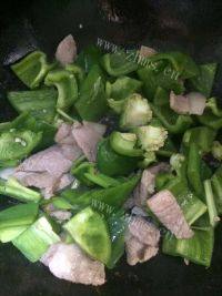 美味的菜椒炒肉做法图解3)