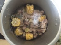 美味的排骨玉米汤做法图解5)