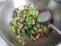 芹菜尖椒炒肉丝做法图解10)