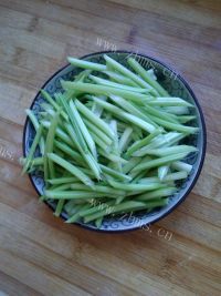 家常菜香芹炒豆干做法图解2)