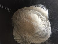可口香葱培根沙拉面包做法图解3)