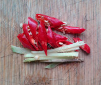 家常菜腊肉炒荷兰豆做法图解3)