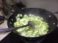家常菜清炒西葫芦做法图解3)