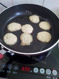 十分诱人的豆渣饼做法图解6)