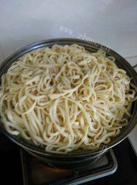 口感极佳的豆角焖面做法图解8)