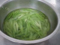 下酒菜花生米拌芹菜做法图解4)
