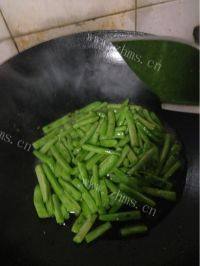 色泽鲜亮的清炒四季豆做法图解5)