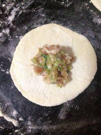 易做的芹菜猪肉包做法图解11)