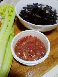 美味的芹菜木耳烩猪腰做法图解1)