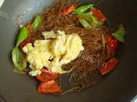 美味的鸡蛋炒粉条做法图解8)
