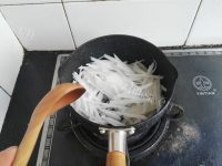 营养香菇萝卜丝汤做法图解4)