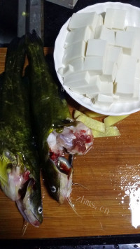 家常菜黄骨鱼豆腐汤做法图解1)