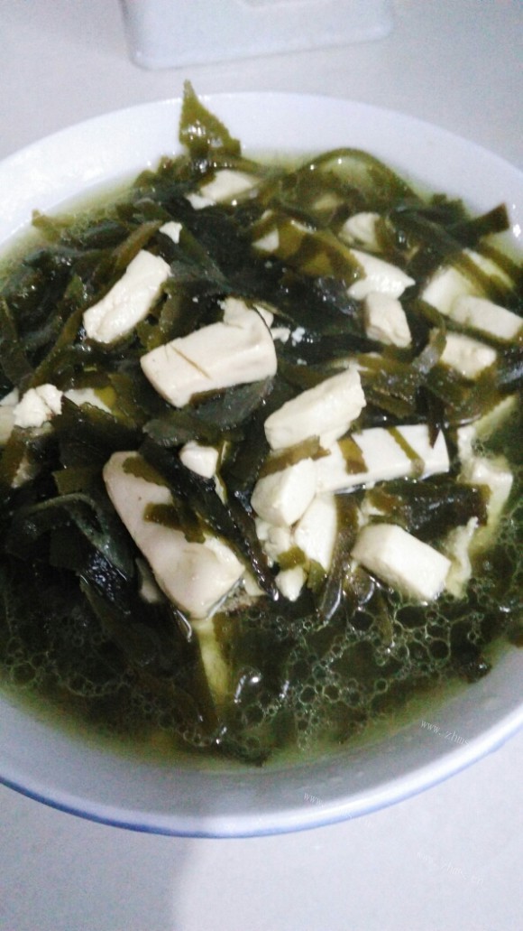 色泽鲜亮的海带豆腐汤