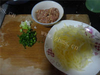 家常菜土豆丝炒肉做法图解1)