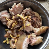 美味的腐乳猪蹄做法图解2)
