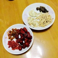 美味的炖乌鸡汤做法图解1)