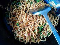自制青菜肉丝炒面做法图解12)