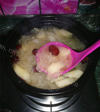爽口的红枣雪梨炖银耳做法图解10)