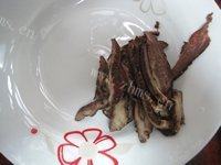 家常菜腊肉炒莴笋做法图解3)