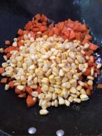 家常菜胡萝卜炒玉米做法图解6)