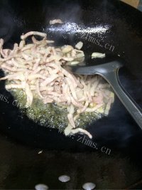 家常菜金针菇炒肉做法图解3)