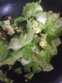 好吃的香菇炒甘蓝做法图解5)