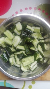 营养丰富的凉拌黄瓜做法图解2)
