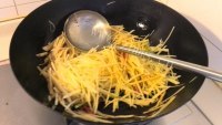 家常红油酸辣土豆丝做法图解5)
