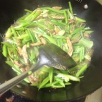 DIY芹菜炒肉做法图解5)
