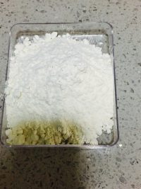 香气浓郁的传统五仁月饼做法图解2)