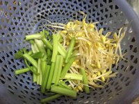 家常菜芹菜炒豆芽做法图解1)